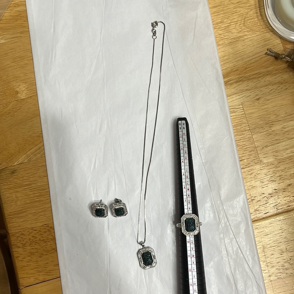 Gorgeous Green and Crystal Necklace, Earrings and Ring Set